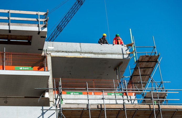 Tekort bouwpersoneel: bedrijven moeten lang zoeken naar nieuwe boormeester of pijpfitter. De bouwsector blijft moeite houden om nieuwe mensen aan te trekken. Gemiddeld 40% van de vacatures staat langer dan 2 maanden open. 
ad.nl/ad-werkt/tekor…