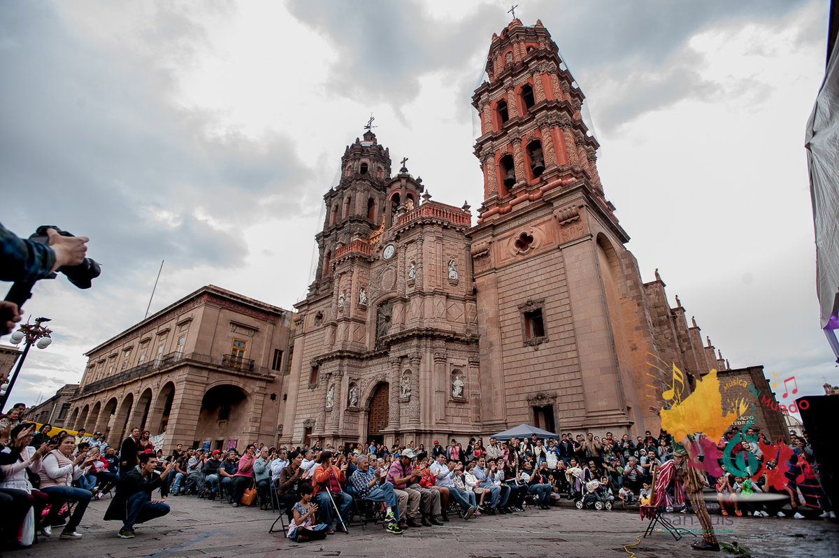 festivalsanluis's tweet photo. 🎸✨ #GaleríaFSLP2019:
Claunódromo haciendo de las suyas en el programa infantil del #FSLP2019.  y ante un escenario completamente lleno de potosinos. ¡Checa su galería fotográfica!

➕Fotos en: https://t.co/8hmIMcR4K5 https://t.co/BXJbrQd9kL