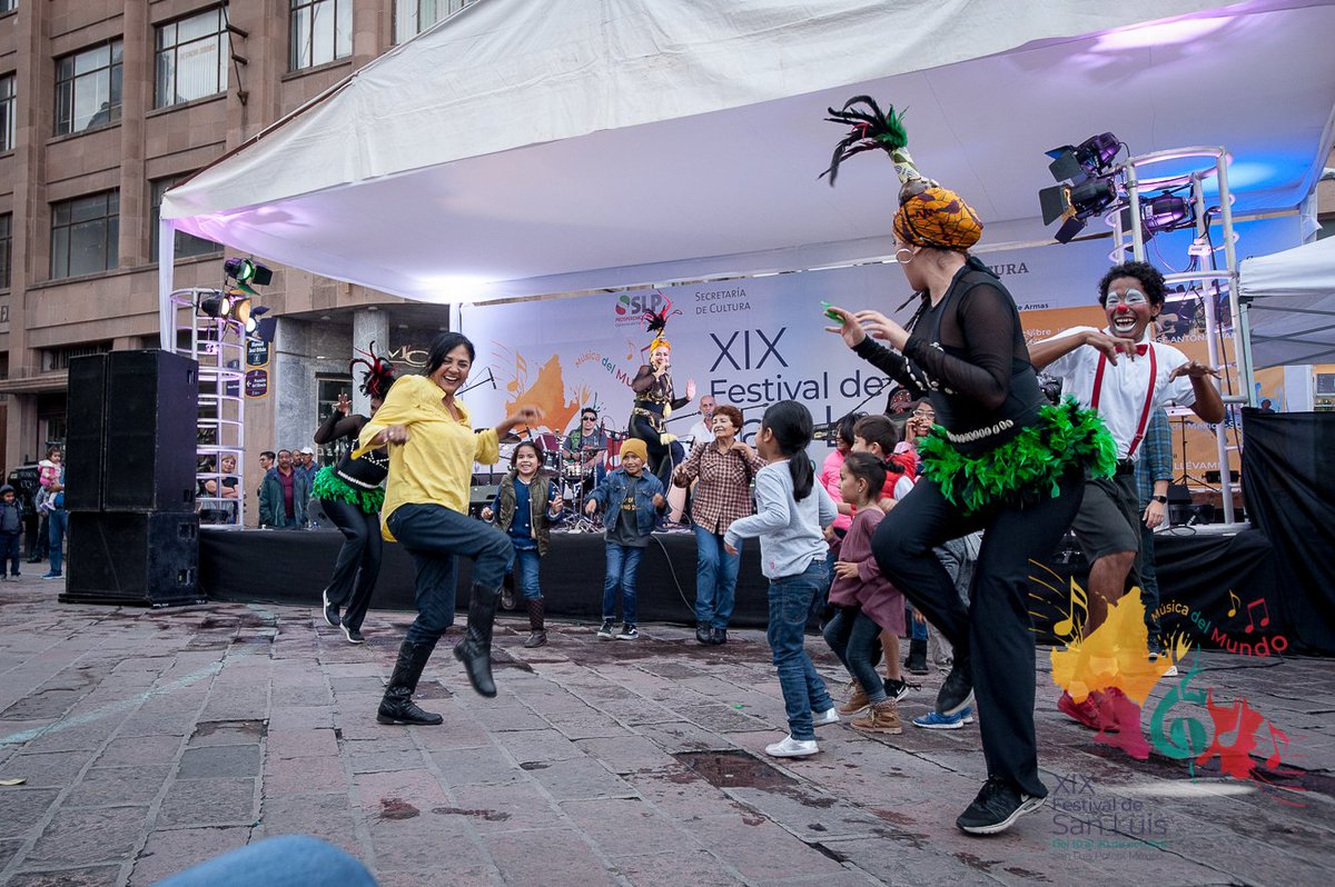 festivalsanluis's tweet photo. 🎸✨ #GaleríaFSLP2019:
Presentación de la agrupación Bandúla (#CDMX) en la Plaza de Armas cerrando el programa infantil del #FSLP2019. ¡Checa su galería fotográfica!

➕Fotos en: https://t.co/YqBvllRLG7 https://t.co/fZPtAvczTv