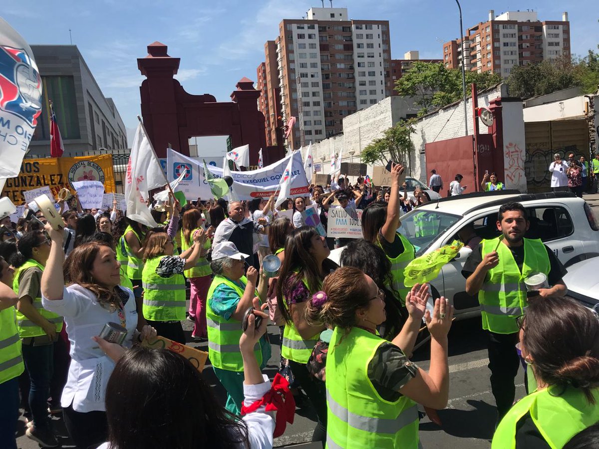 ColMedSantiago's tweet photo. Desde el hospital Exequiel González Cortés #ChalecosAmarillos y #BatasBlancas unidos por las demandas sociales y de acceso a una salud #Digna de  #Calidad y #Oportuna. #SaludSinLucas #CacerolazoPorlaSalud #ColmedMovilizado https://t.co/BuVBBLP6yt