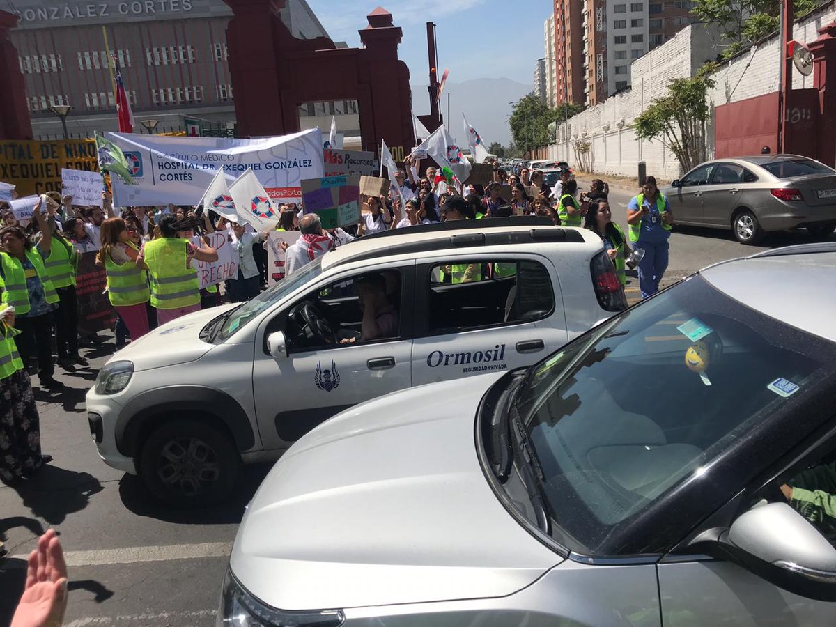 ColMedSantiago's tweet photo. Desde el hospital Exequiel González Cortés #ChalecosAmarillos y #BatasBlancas unidos por las demandas sociales y de acceso a una salud #Digna de  #Calidad y #Oportuna. #SaludSinLucas #CacerolazoPorlaSalud #ColmedMovilizado https://t.co/BuVBBLP6yt