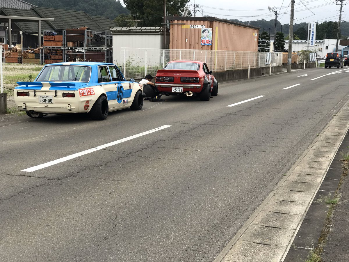 すぐる 凄くわかる この赤い車マフラーから火を噴きながら爆走してたらホイールだけ走ってった なんかのパフォーマンスかと思ったらボルト締めてないだけだった わら T Co Wsw6dsbakj