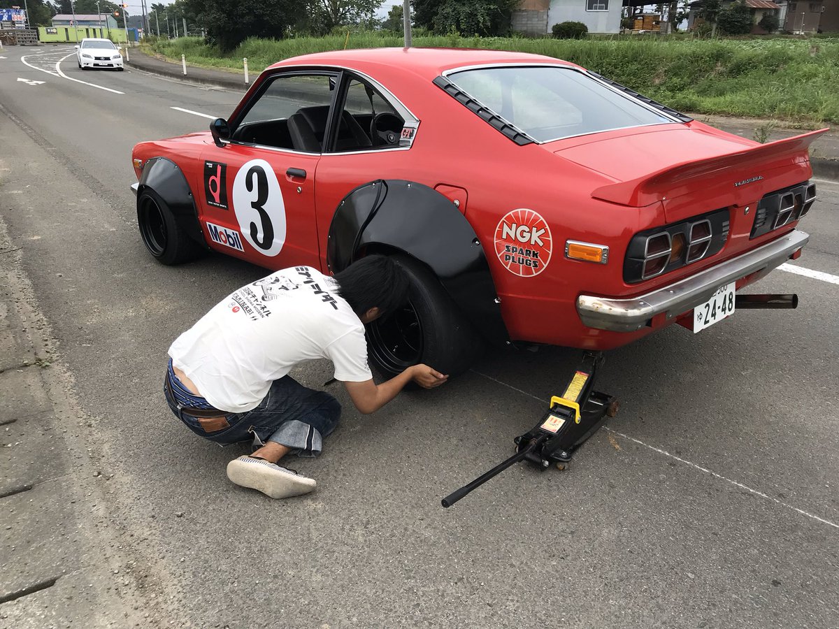 すぐる 凄くわかる この赤い車マフラーから火を噴きながら爆走してたらホイールだけ走ってった なんかのパフォーマンスかと思ったらボルト締めてないだけだった わら T Co Wsw6dsbakj