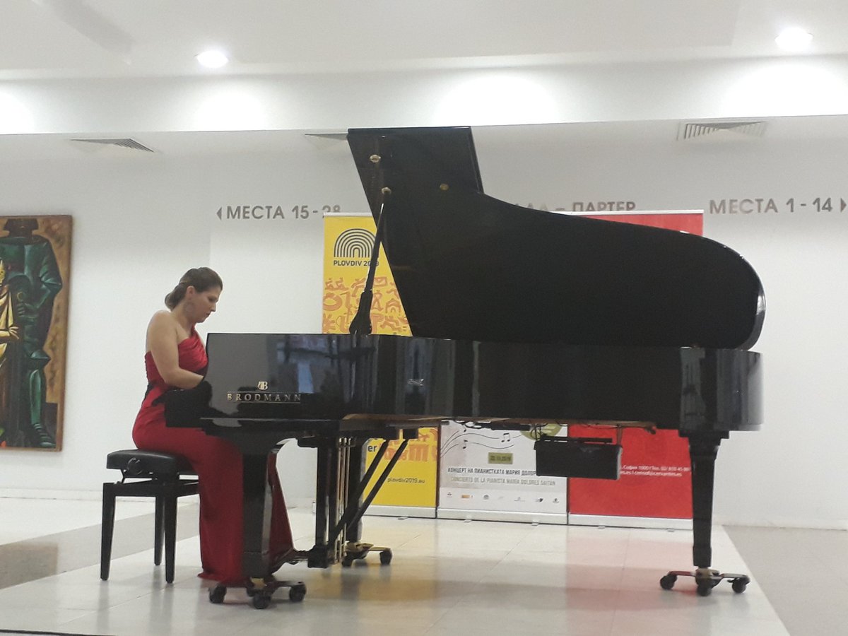 EmbajadaEspSOF's tweet photo. En directo en el concierto de 🎼inauguración del proyecto GIGA. Líneas y Sonidos de Córdoba, del pintor Ginés Liébana y la pianista María Dolores Gaitán.  🎨🇪🇸🎹
En la 🏤de la Cultura “Boris Hristov”
@Plovdiv2019 @ICSofia https://t.co/9YGAHuUa6b