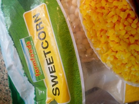 andycalvert87's tweet photo. Just found this in a bag of sweetcorn from #Farmfoods 
WTF????????????????????? #LooksLikeAToenail #WTF #FreakingOut @MENnewsdesk @MailOnline https://t.co/3j0TqVD7Ws