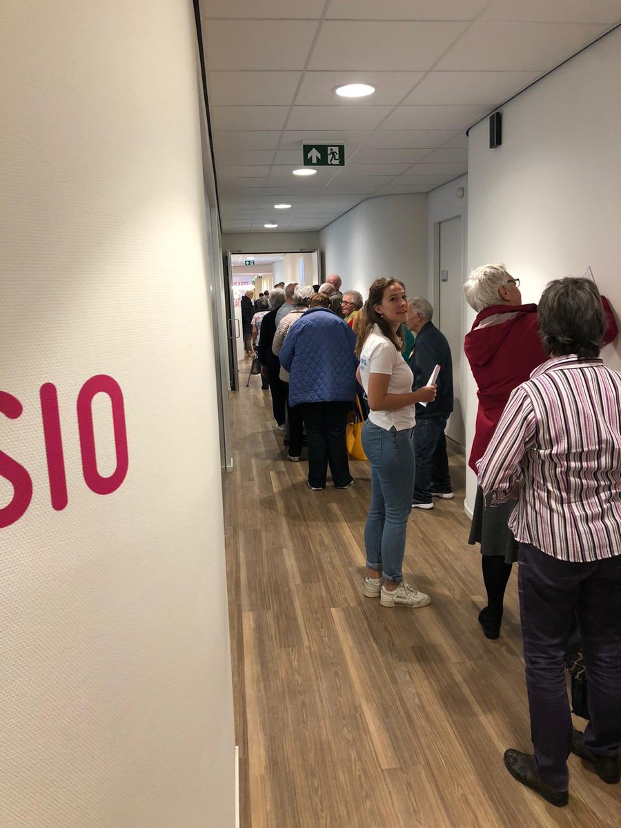 Grote drukte vandaag bij SGE Meerhoven. Honderden mensen komen de #griepprik halen en krijgen meteen informatie over het delen van medische gegevens. Mooie actie <a href="/mwamelink/">Marianne Plandsoen</a>! #gegevensuitwisseling #volgjezorg #toestemming