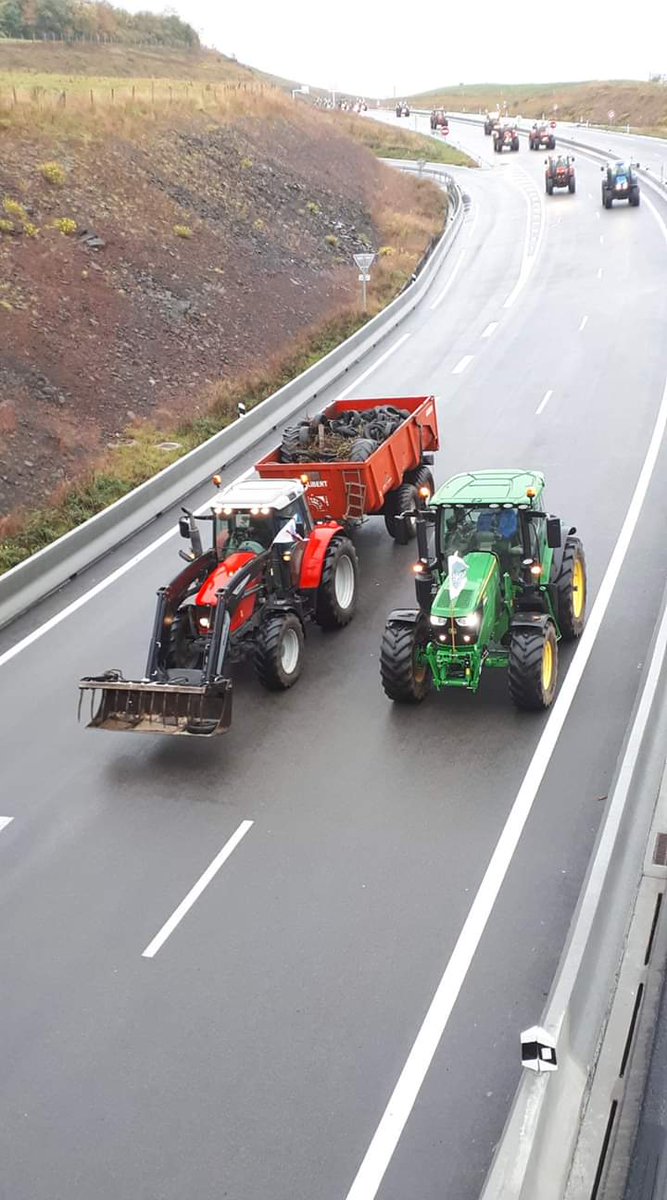 Retour en image sur la #mobilisation "Macron répond nous", une centaine d'agriculteurs présents devant la DDT de Haute-Loire #sauvetonpaysan #agriculteurs #agribashing #jeunesagriculteurs