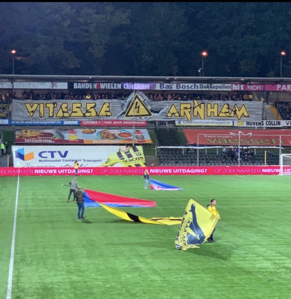Foto’s(3): VVV-Venlo - Vitesse. Sfeeractie in het uitvak door de supporters van Vitesse. Afgelopen Zaterdag 19.10.19
#vvvvit #vitesse #awaydays #ultrassnl #ultras #football #eredivisie