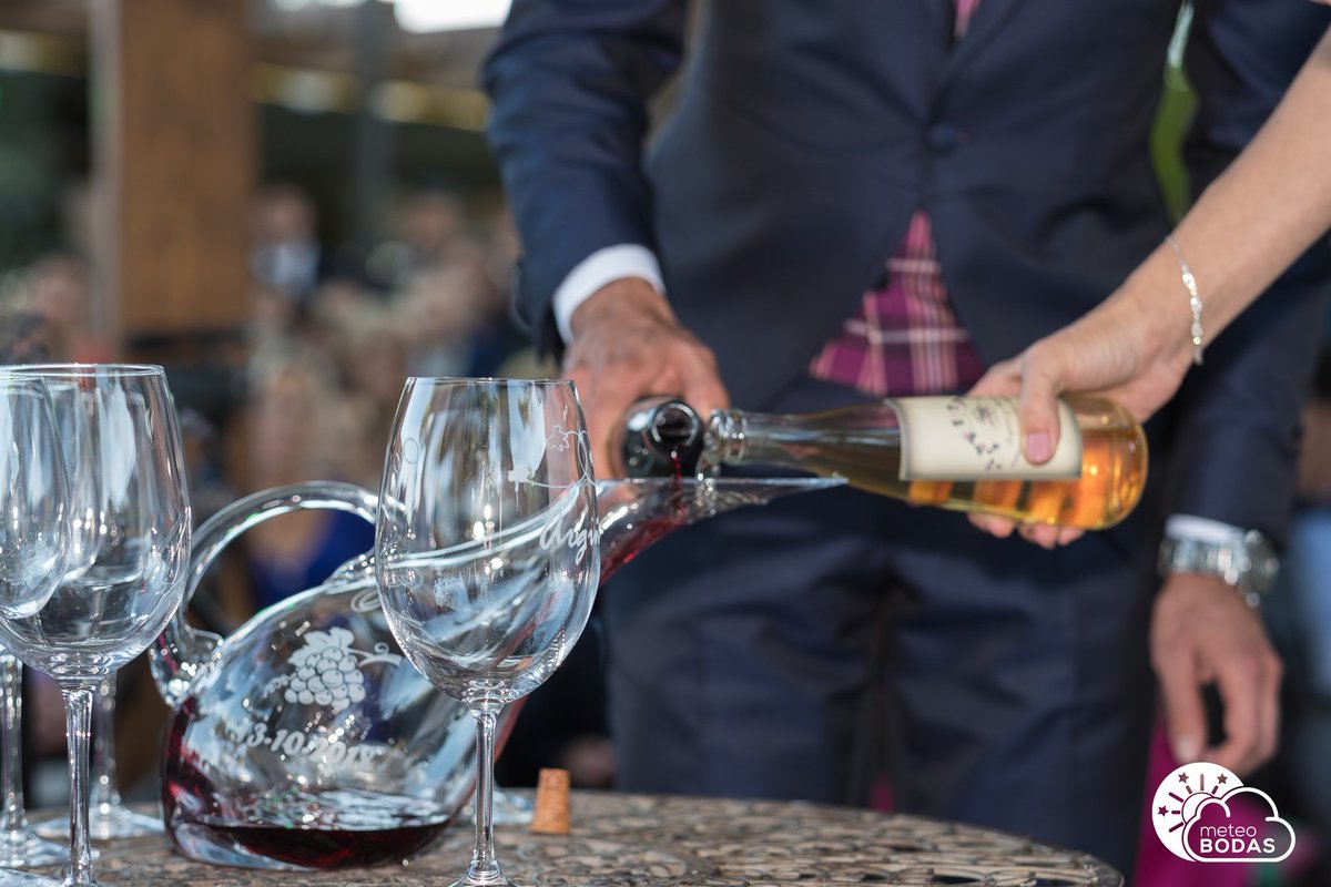 MeteoBodas's tweet photo. La #ceremoniadelvino es ideal para las bodas de #otoño 🍁

Es un momento familiar precioso ¡A nosotros no nos puede gustar más! 💞 https://t.co/gz3bdSBMYv