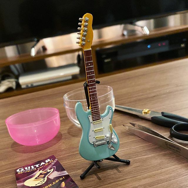 cosk's tweet image. 俺のライブに行くと言ったら「じゃあこれを渡してくれ」と友達の子供から貰ったガチャガチャ
ありがとう、作るのめちゃめちゃ難しかったよ
#guitar #modelfigure ift.tt/32DFKtc
