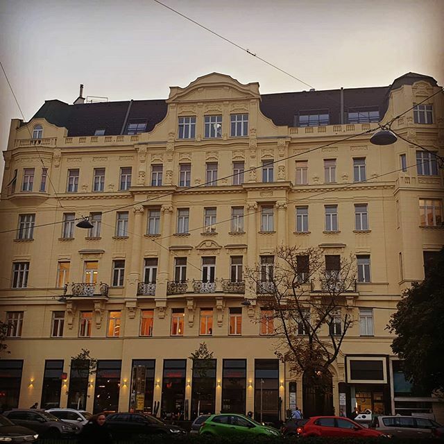 When the night falls and the evening courses start. ift.tt/2BAYQnX