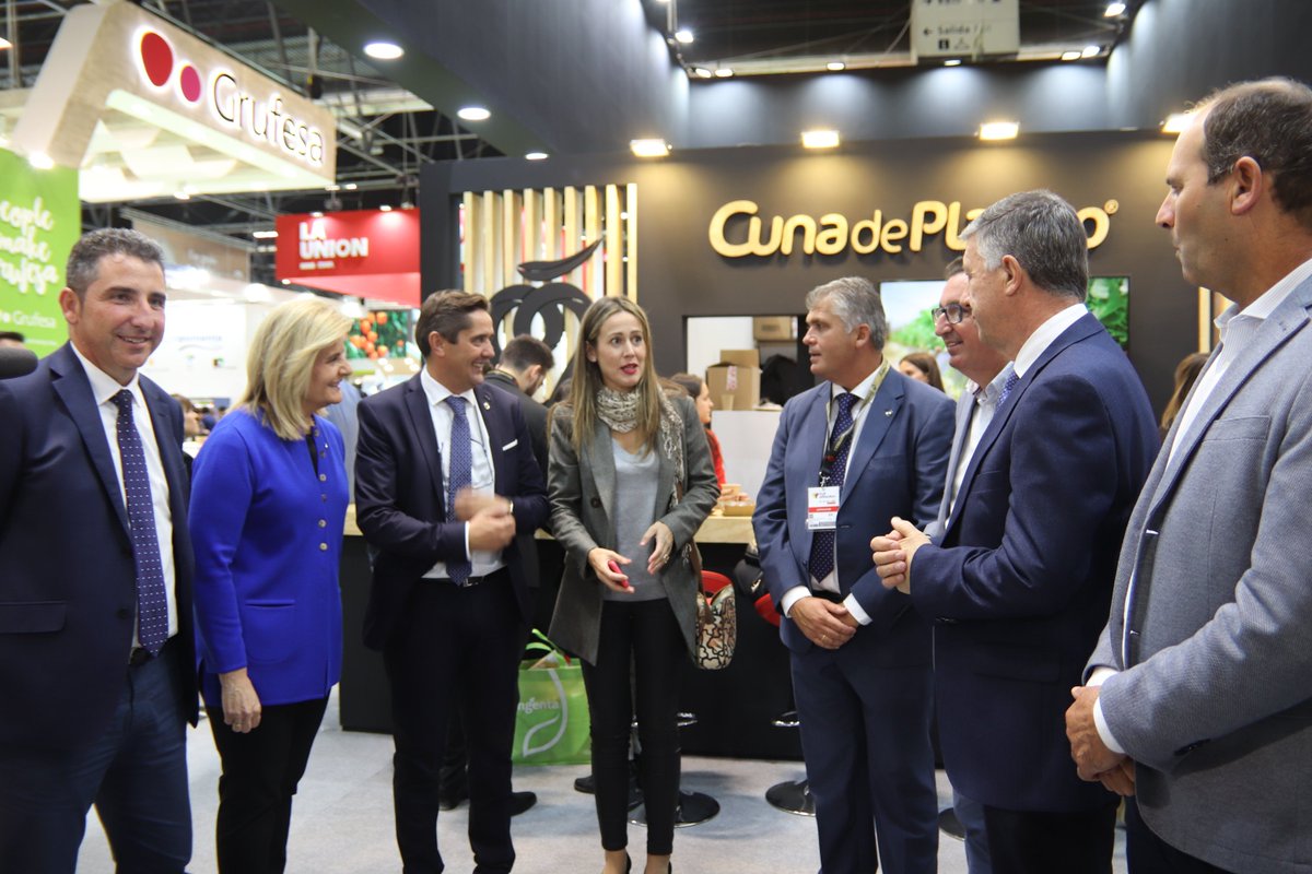 cunadeplatero's tweet photo. El primer día en #FruitAttraction19 hemos dado a conocer nuestro compromiso con la reducción de #plástico; recibido a instituciones, clientes, proveedores... y acogido la presentación variedad de #fresa, #Limvalnera, de Limgroup. ¡Y mucho más! 👏

Mañana, más ❤️ https://t.co/Tu92MlCNWt