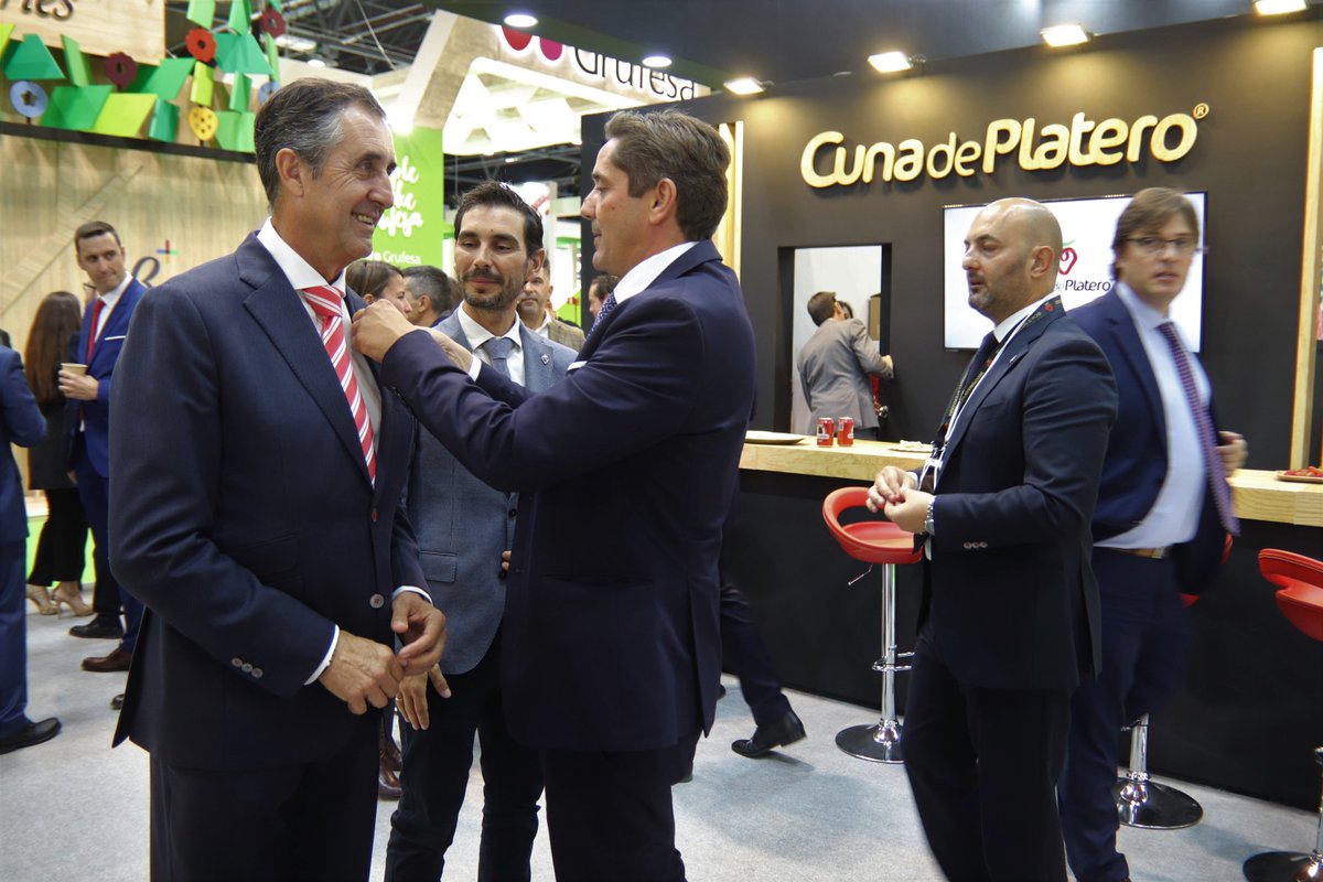 cunadeplatero's tweet photo. El primer día en #FruitAttraction19 hemos dado a conocer nuestro compromiso con la reducción de #plástico; recibido a instituciones, clientes, proveedores... y acogido la presentación variedad de #fresa, #Limvalnera, de Limgroup. ¡Y mucho más! 👏

Mañana, más ❤️ https://t.co/Tu92MlCNWt