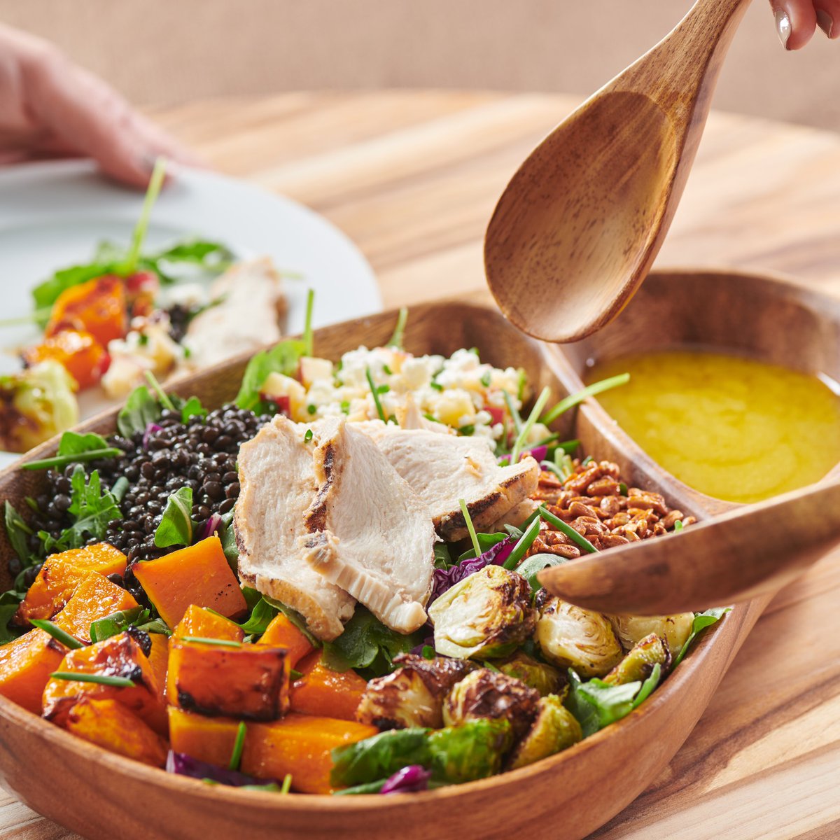 ParisBaguetteUS's tweet photo. Tis the season for hearty and delicious lunches! Our Harvest Salad is filled with grilled turkey, roasted butternut squash &amp; Brussels sprouts, crisp apple, spiced sunflower seeds, and lentil beans. https://t.co/otrvjvh8Bs