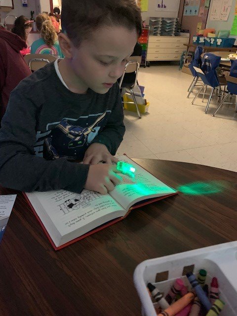 SandymountES's tweet photo. Turn it off Tuesday in Ms. Voland's class! Building stamina by reading to self....students used finger lights to read books. They read for 7 minutes and beat their reading goal! 📖👍 https://t.co/NI106JSSfp