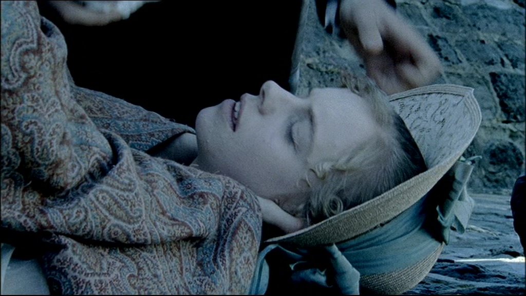  #Sanditon Back with  #LouisaMusgrove's bloodied  #BonnetOfBrokenHeads an accessory, ripe with symbolism, worn in the (other) 2007  #Persuasion, when she wantonly attempts to take 1 more "tumble" from the  #Lyme  #Cobb into Cpt. Wentworth's arms but lands hard on her head - so to speak