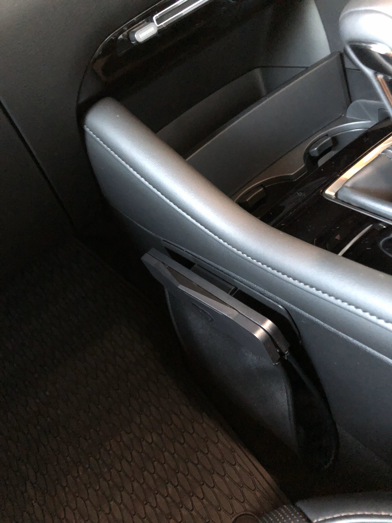 のり Mazda3 s Bs マツダ3乗られてる方 ゴミ箱はどうしてるのかなー Twitter