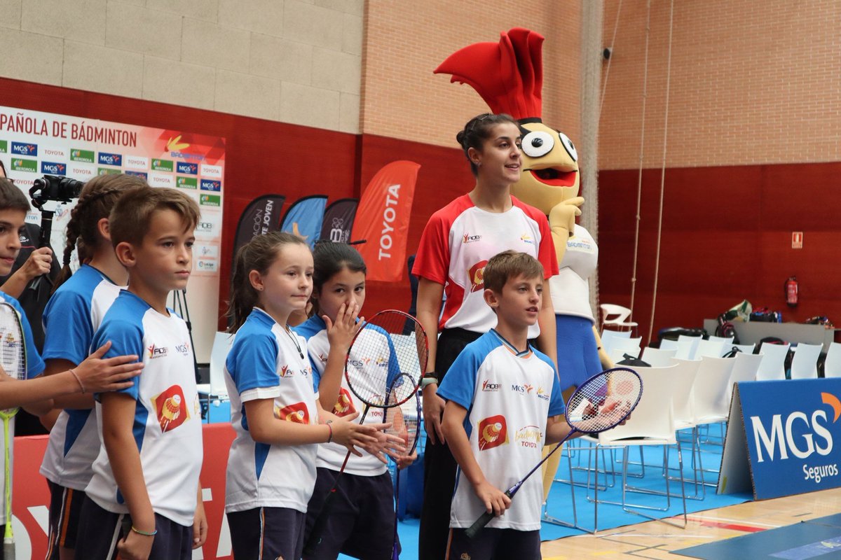 BadmintonESP's tweet photo. 🔴 El reportaje 'Bádminton, el Deporte Escolar' que explica el @CSD_AEIP 'Bádminton+ by @Toyota_ESP' con el apoyo del @MGS_Seguros ✌️

🗓️ MIÉRCOLES
⏲️ 16:15
📺 @Teledeporte

💡¿La clave del éxito futuro? Las sinergías con los que lo construirán... LOS ESCOLARES 🙇‍♀️🙇‍♂️🏃‍♀️🏃‍♂️ https://t.co/NcRUFYZX9B