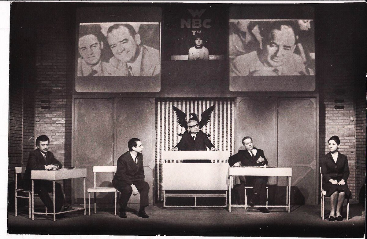 Üçüncü oyunumuz Dostlar Tiyatrosunun ilk belgesel çalışması olan Rosenbergler Ölmemeli. Şevket Altuğ, Genco Erkal, Arif Erkin, Bilge Şen, Mehmet Akan, Ayla Algan.