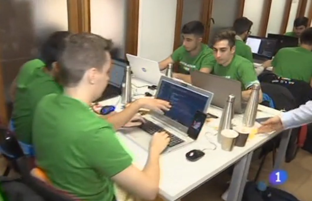 Pepohte's tweet photo. Cuando consigues colar una foto de Willyrex en tu móvil, en el telediario de la 1 #HackatonMeme #HackathonESI @hackathonESI https://t.co/rk6TEIsbuf