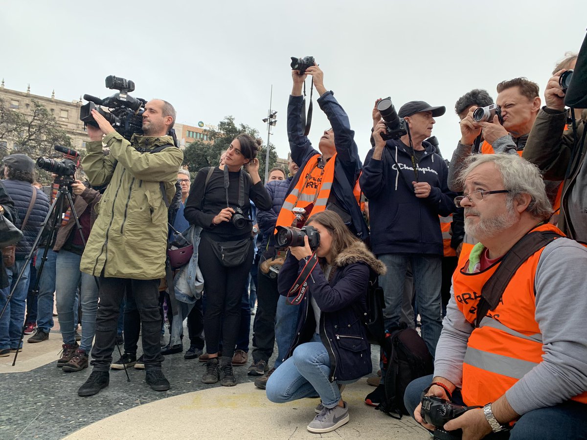 juliajulbe's tweet photo. Col.lectius de tots els àmbits s'uneixen a Pl. Catalunya per rebutjar les agressions que han patit els periodistes/fotoperiodistes durant aquests dies. Segons l'últim recompte, fins a 65 professionals han patit atacs #ProuAgressionsPeriodistes #SentènciaProcés https://t.co/lapGEtFoaT