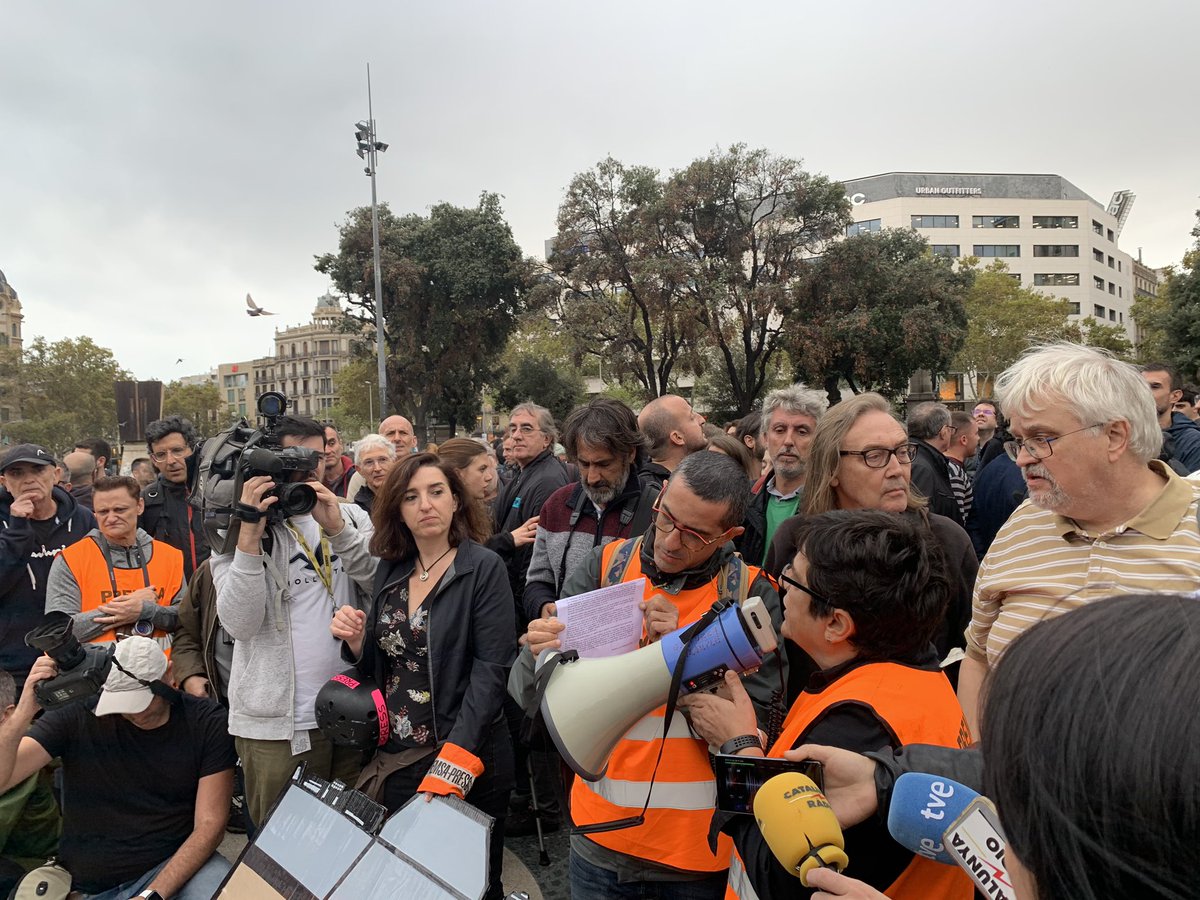 juliajulbe's tweet photo. Col.lectius de tots els àmbits s'uneixen a Pl. Catalunya per rebutjar les agressions que han patit els periodistes/fotoperiodistes durant aquests dies. Segons l'últim recompte, fins a 65 professionals han patit atacs #ProuAgressionsPeriodistes #SentènciaProcés https://t.co/lapGEtFoaT