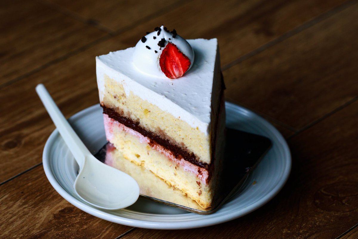 CaseysDeliYQG's tweet photo. What better way to celebrate a Friday than with a 15% student discount! Show your student ID on Friday's and receive a discount on any of our fresh baked goods or sandwiches. 🥪🍰 https://t.co/7v2SI2Udem