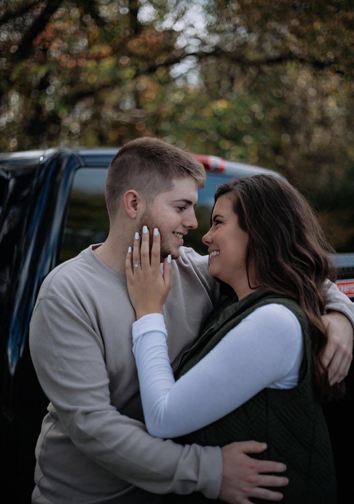 maddyoverbey's tweet photo. Some of our engagement pictures (,: 💍🍂 https://t.co/sQrK2nbJH6