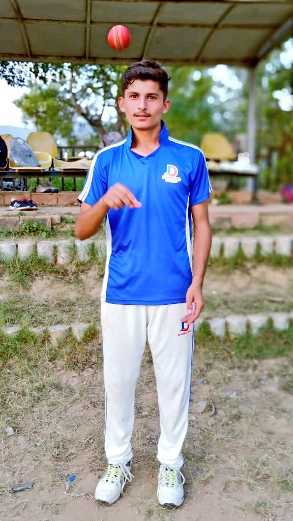 cricket_diamond's tweet photo. 2nd Innings:
XI Stars Juniors:192/9 in 35 overs.
Naeem:60(79)
Atif Khan:7-0-23-4
Tauseef:4-0-19-1
Keep it up and above guys.
#DiamondJuniors #ISBClubCricket #AtifKhan4wickethaul #CricketWeLoveYou #TalentInMaking #2K19Vibes https://t.co/rkQC5ReEvE