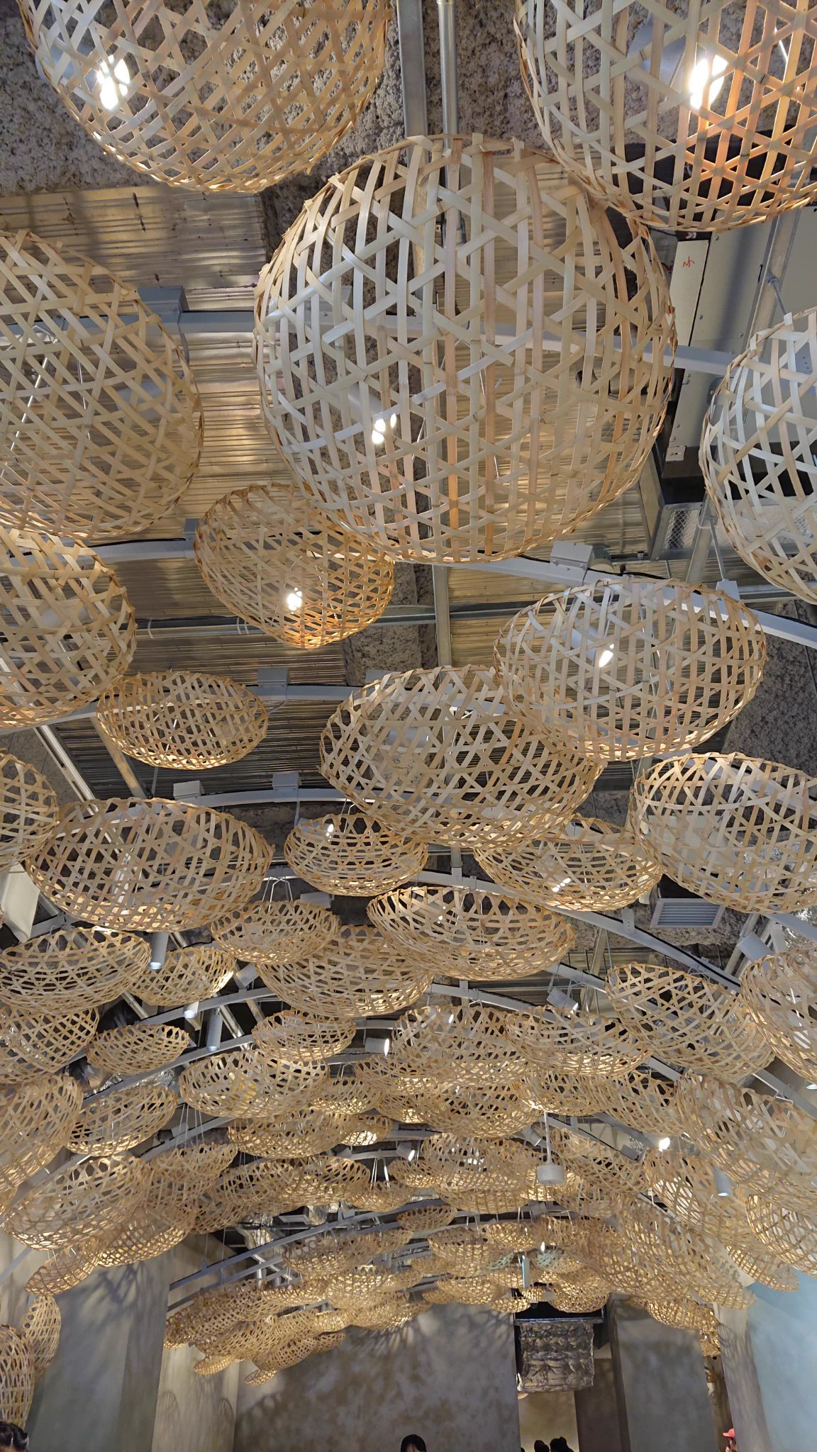 @ArturGalata ザルも素敵にアレンジ♥
京都のコエドーナツ店の天井です。 