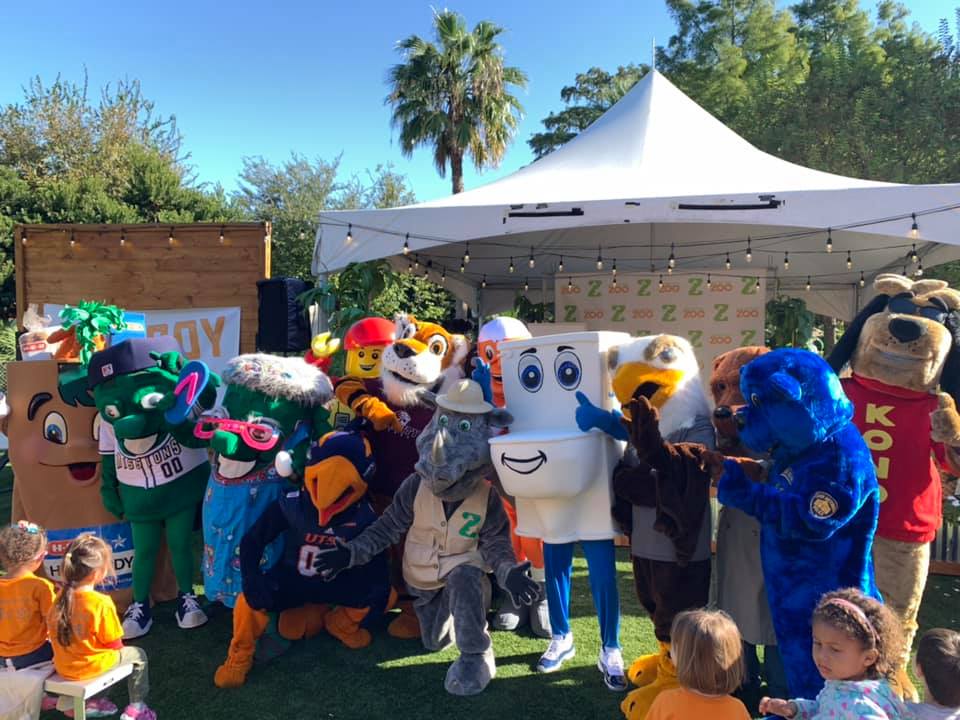 MananaZoo's tweet photo. Thank you San Antonio mascots for the warm welcome of @SanAntonioZoo's new mascot 'Cowboy' to our city! 
@MySAWS @HEB @missionsmilb @UTSA @UTSAAlumni @UTSAAthletics @Trinity_U @kono1011dotcom @EagleSanAntonio @SATXPolice @Whataburger @PuroSanAntonio @LDCSanAntonio @RowdyUTSA https://t.co/kwJtv2Hrt5