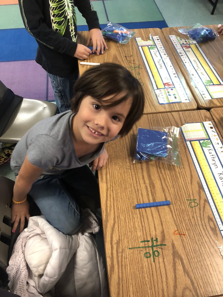 MissFrostBISD's tweet photo. Trying out a version of AFL, chain notes! The kids love it!! 😍 @hcebulldogs @BanderaISD #smalltownbandera https://t.co/smZ3dJ04lh