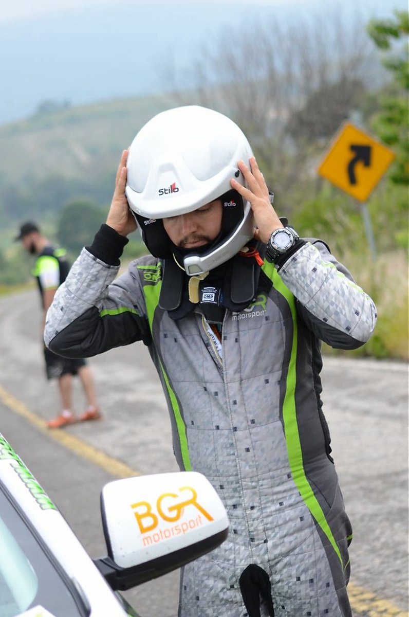 FrancoSaval's tweet photo. #MobilxSopitas no me pierdo ningún Gran Premio, y vivo el deporte! Aquí estoy  bajándome de mi coche de carreras! @sopitas @EscapeRoomsMx https://t.co/46AJW2ap2x