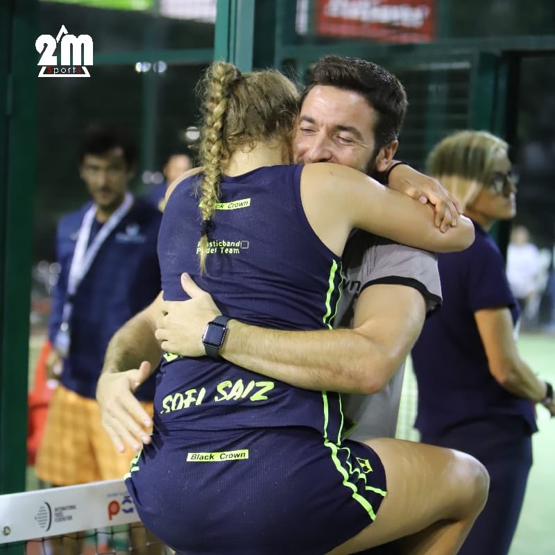 Este abrazo es la recompensa a muchas horas de entreno, muchos esfuerzos, una gran fuerza mental y por supuesto un CAMPEONATO DEL MUNDO!#Sofisaiz <a href="/lorerufoo03/">Lorena Rufo</a> CAMPEONAS del <a href="/MMenoresCS/">Mundial Menores</a> 🔝