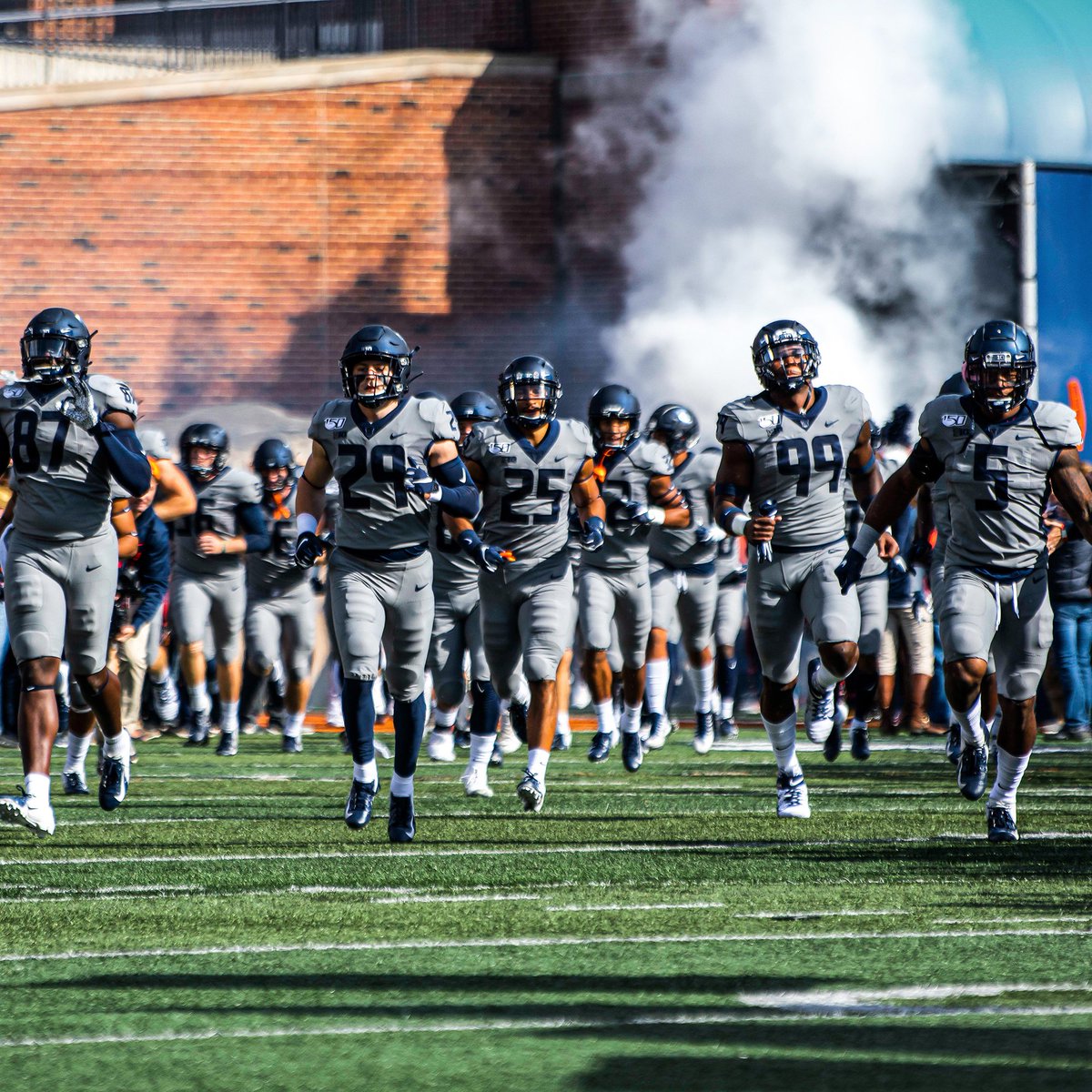 Some new hardware this week 👀

<a href="/LovieSmith/">Lovie Smith</a> 
🏆 Dodd Trophy National Coach of the Week

<a href="/Juggs35/">Jake Hansen</a> 
🏆 Walter Camp National Defensive POW
🏆 B1G Defensive POW

@dele_harding 
🏆 Rose Bowl Co-B1G POW
🏆 PFF National Team of Week

#ILLINI 
🏆 FWAA Reveal Suits Team of the Week