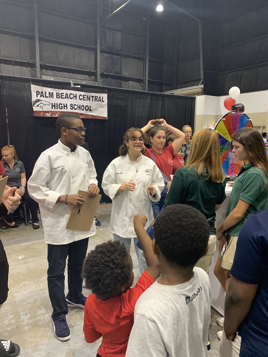 PBCentral_Princ's tweet photo. @PBCHS_Broncos representing at the @pbcsd Showcase of Schools held @SoFlaFair Expo Center‼️🐴 #ProudPrincipal #PBCHS https://t.co/PVkgwTP2IE