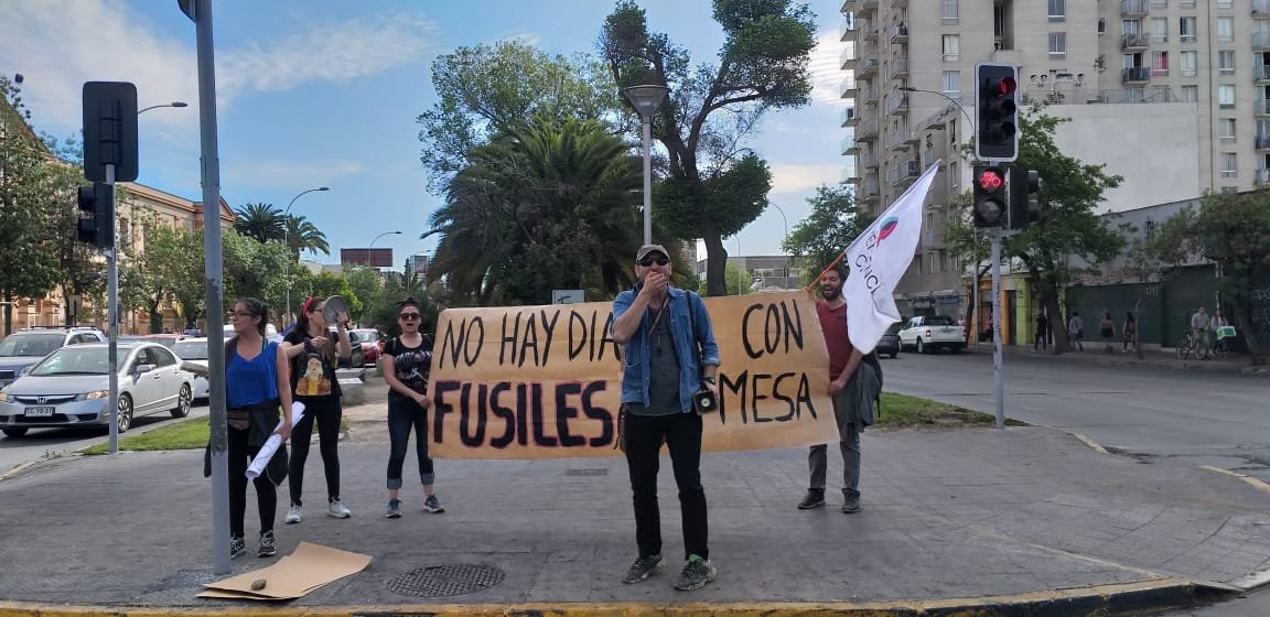 FAcomunalStgo's tweet photo. #NoNegociamosConFusiles #ChileNoEstáEnGuerra https://t.co/9LQ8H3aj0C