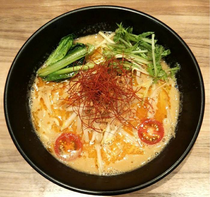 Soranoiro 本店 店長 辻 ソラノイロ 東京駅店 辻です 東京駅店ではビーガンメニューを販売しております オープン当初販売しておりました ビーガン担々麺を グランドメニューで復活しております 東京駅で ベジタリアン 向けの商品を販売しているお