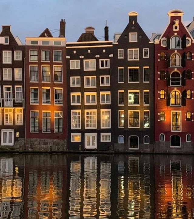 ~AM⭐️DAM~  Enjoying this day walking around Amsterdam #amsterdam #canalhouses #canalsofamsterdam #thenetherlands🇳🇱 #instatravel #leukeadresjes #travelamsterdam ift.tt/2BAaIXg