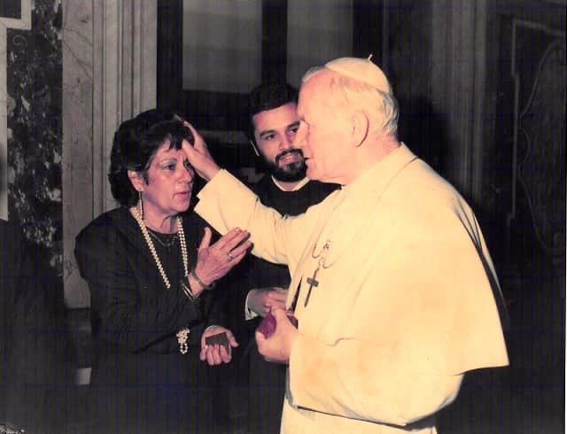 silviojbaez's tweet photo. En la fiesta de San Juan Pablo II recuerdo con emoción cuando nos recibió a mi mamá y a mí para una eucaristía privada en El Vaticano en julio de 1986. En la foto el Papa le hace el signo de la cruz a mi mamá, mientras yo observo atrás (con barba y en hábito de fraile carmelita). https://t.co/9pGtrZw763