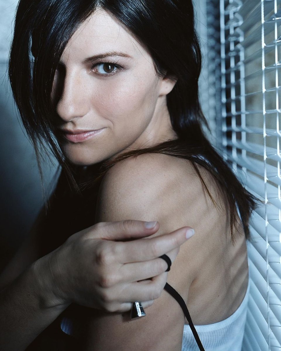 El álbum "Escucha" hoy cumple XV años.
¿cuál es tu canción favorita? #LauraPausini