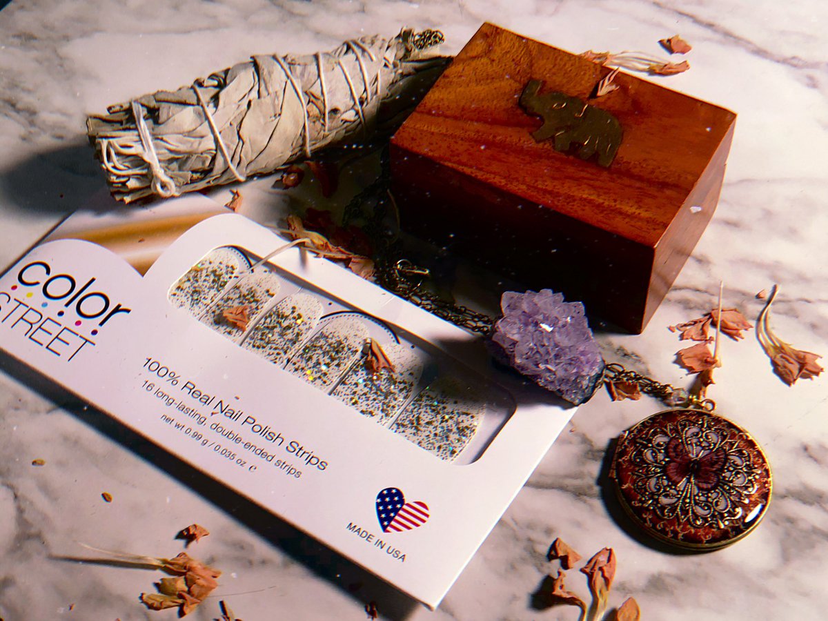 MariposaMadz's tweet photo. 🍁 👻 🎃 Fall Giveaway! 🍁 👻 🎃

to celebrate spooky szn, I’ll be giving away these beauties! 

to enter:
-like &amp; rt
-tag 3 friends 

extra entires: 
-follow me 
-follow my art insta (https://t.co/cnuFUVV6b4)

good luck to all!! winner announced 10/31 🧡 https://t.co/PJXTdII5dN