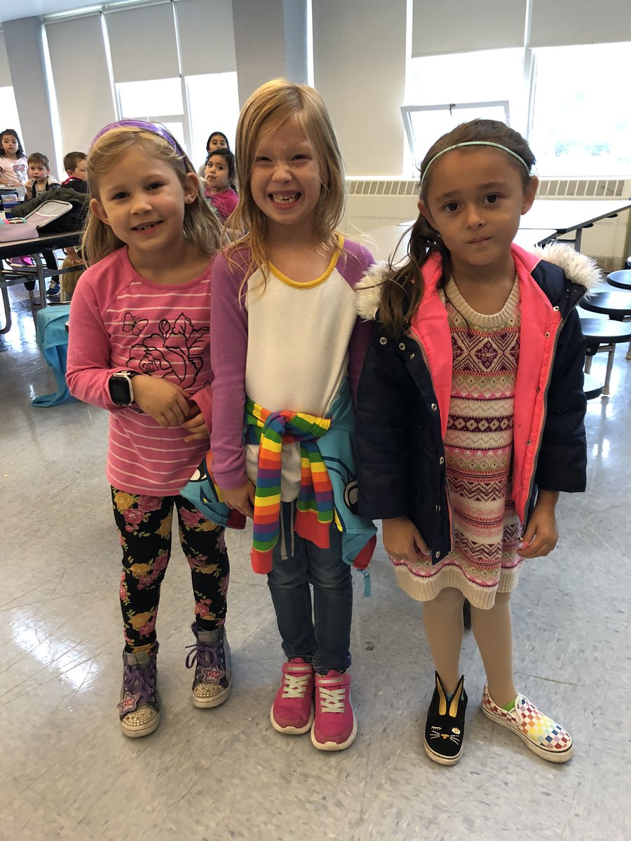 JenMoley's tweet photo. One of our favorite days of the year.. Mix It Up Day @Rose_C_Patti @southoldelem ♥️👾🤗 @Tolerance_org https://t.co/FBErgorkma