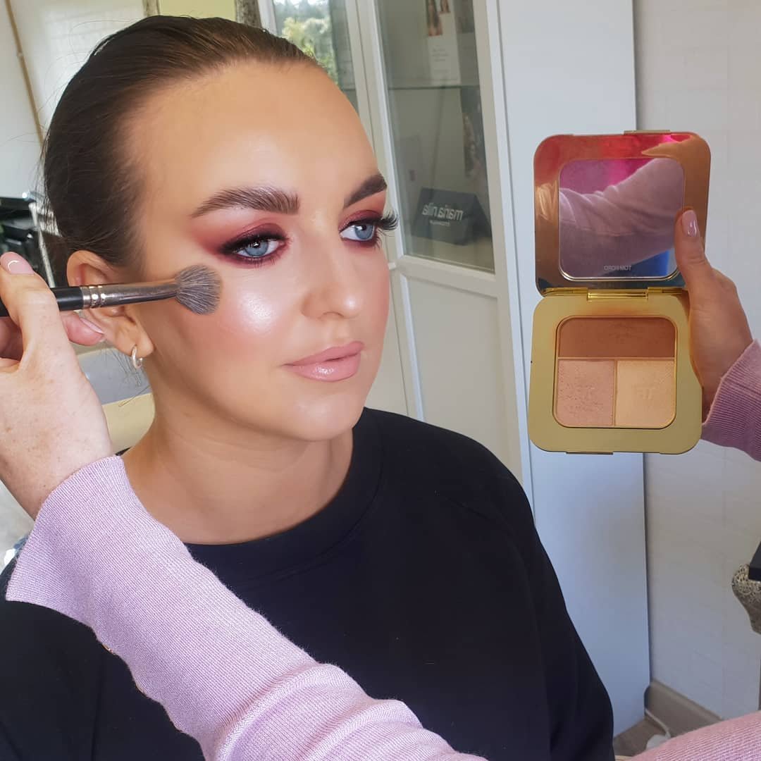 CrownbrushUK's tweet photo. 👑PRO2PRO 👑Two amazing Artists learning from one another @_lisa_shannon_makeup &amp; @em_make_up_ using Crownbrush Makeup Brushes for this RASPBERRY &amp; CRANBERRY 👀 look

#crownbrush #makeupbrushes  #makeuptutorial #eyeshadow #pro2pro #glammakeup #cranberryeyeshadow #irishmua https://t.co/18mpfyUDaB