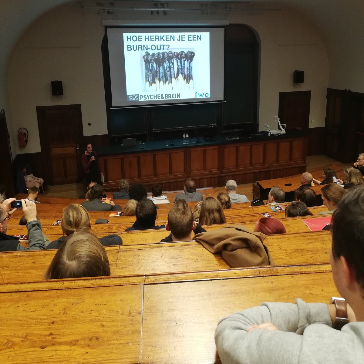 Hoe herken je een burn-out? Op deze vraag proberen arbeidsgeneesheer Lode Godderis (<a href="/KU_Leuven/">KU Leuven</a>) &amp; klinisch psycholoog en gedragstherapeut Erik Franck (<a href="/UAntwerpen/">UAntwerpen</a>) een antwoord te geven tijdens deze Grijze Cellen 🧠 in <a href="/STUKLeuven/">STUK Kunstencentrum</a> <a href="/EosTrace/">Eos Tracé</a> <a href="/eos_wetenschap/">Eos Wetenschap vzw</a> #burnout #grijzecellen