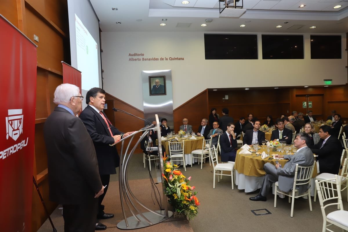 petroperu_sa's tweet photo. #Ahora se viene realizando el Almuerzo Mensual de Compañías Petroleras #AMECOP, con las palabras de nuestro Pte. del Directorio, @guayo_paredes, quien dijo que la empresa sigue luchando por la transparencia y lucha anticorrupción. https://t.co/PSlQruEqeI