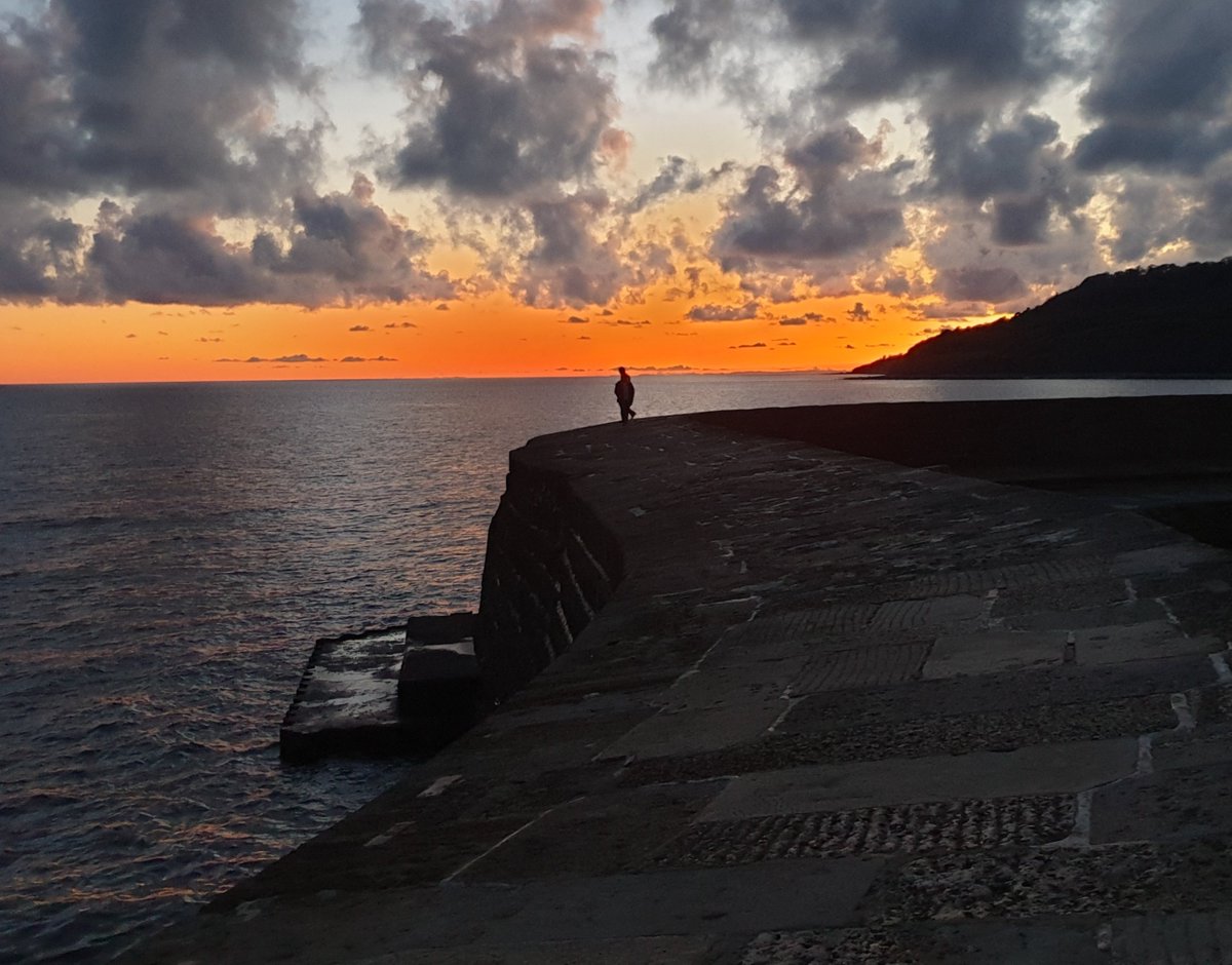 Warm glow after sunset looking west from the Cobb🌅
#lymeregis #dorset #jurassiccoast #colourfulsky #sunset