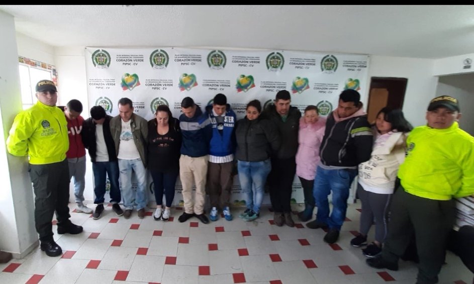 FiscaliaCol's tweet photo. #ATENCIÓN juez #Cota envió a cárcel 11 presuntos integrantes red de microtráfico #Chía #Zipaquirá #Cota (#Cund). Según agente encubierto, vendían hasta $3 millones diarios en sustancias. Delitos: tráfico estupefacientes, concierto para delinquir y destinación ilícita de inmuebles https://t.co/erIuHWJR7y