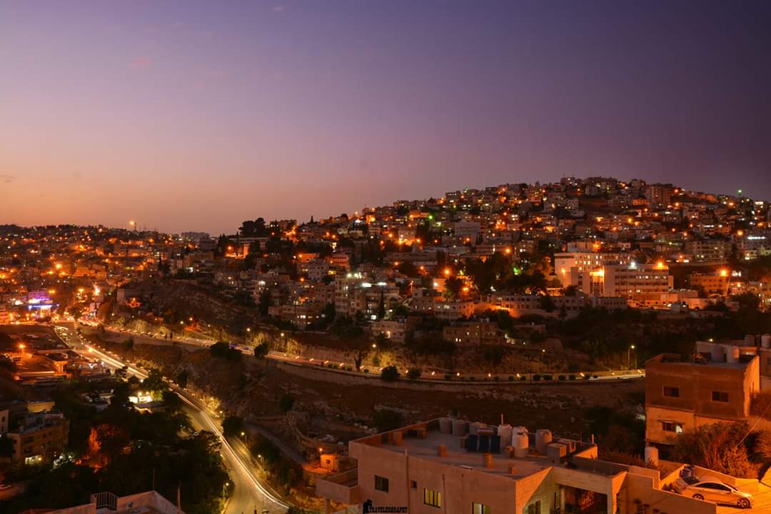 السلط ما أجملها عند المساء