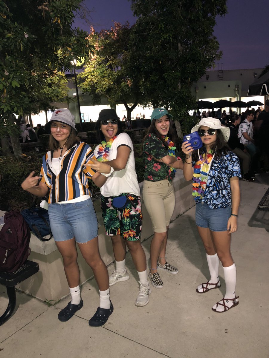 antoinettecalvo's tweet photo. we got lost and ended up @ school #spiritweek2k19 https://t.co/NVhLCieYZP